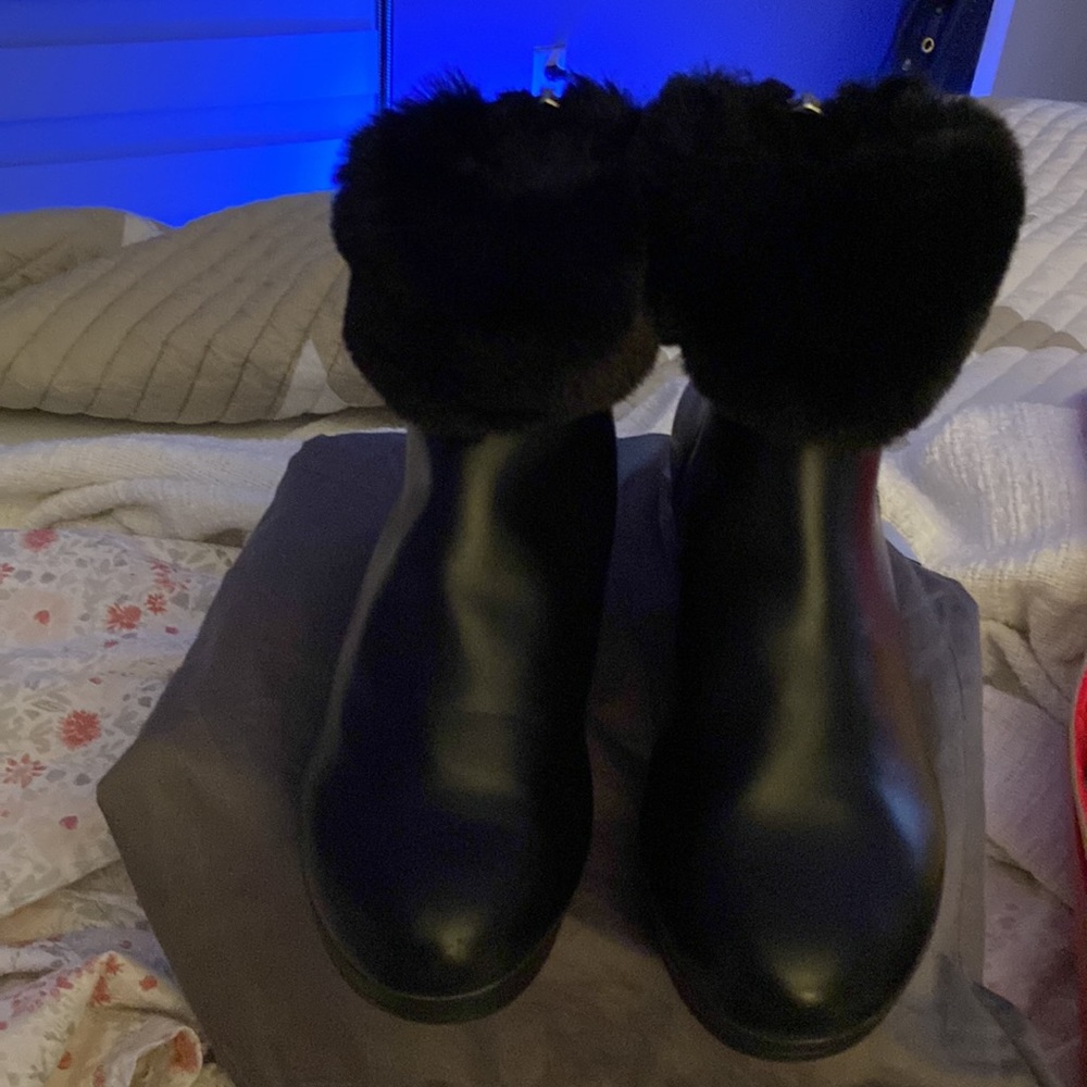 DkNY fur boots black and zipper in silver like new.